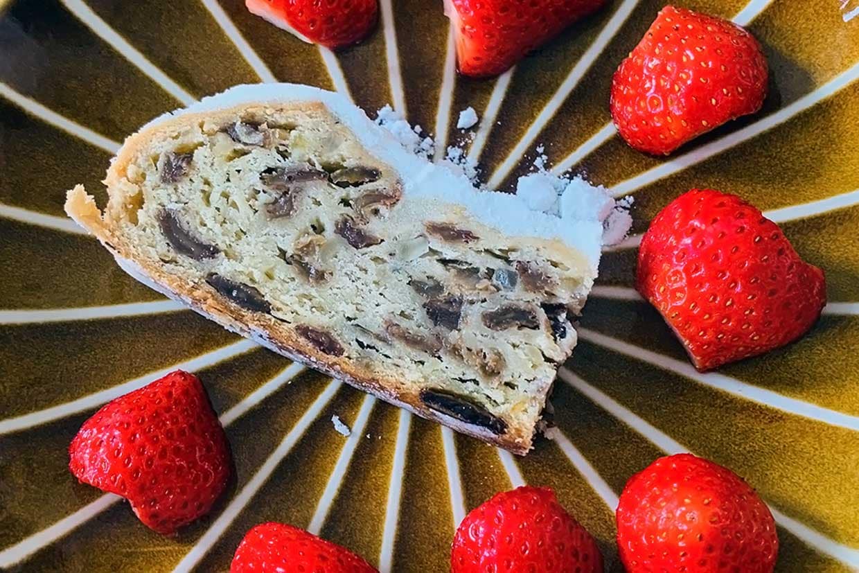 Ungewöhnliche Kombination: Dresdner Christstollen mit Erdbeeren / © Foto: Angela Berg