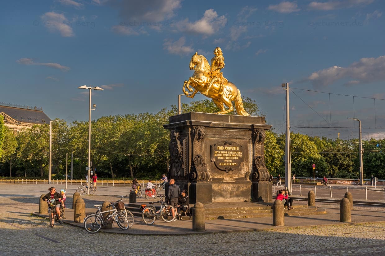 Denkmal August der Starke, Goldene Reiter, Neustadt Dresden, umgeben von Fahrradfahrern und Fußgängern / © Foto: Georg Berg