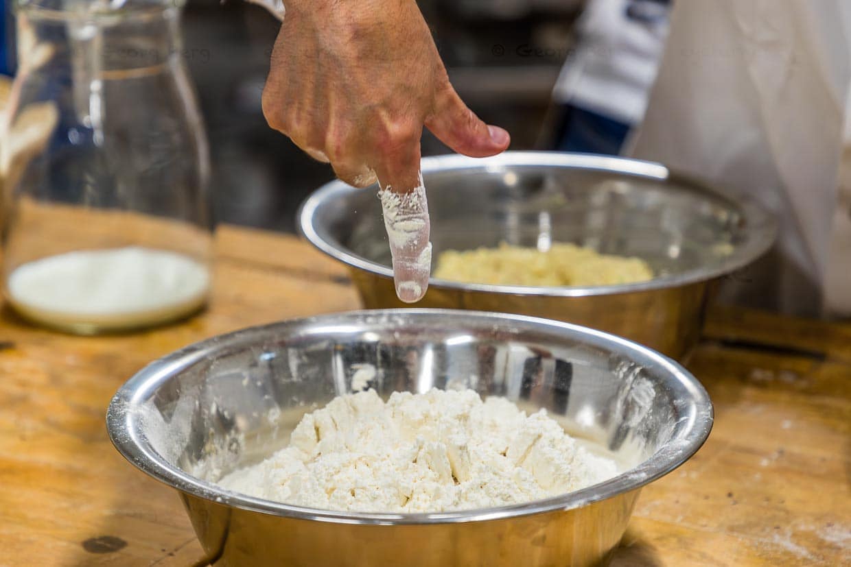 Fingerprobe. Der Stollenbäcker prüft, ob der Finger beim Berühren des Hefeteigs zurückfedert. Erst wenn bei der Fingerprobe ein Loch im Teig bleibt, ist die Hefe bereit für die Weiterverarbeitung / © Foto: Georg Berg
