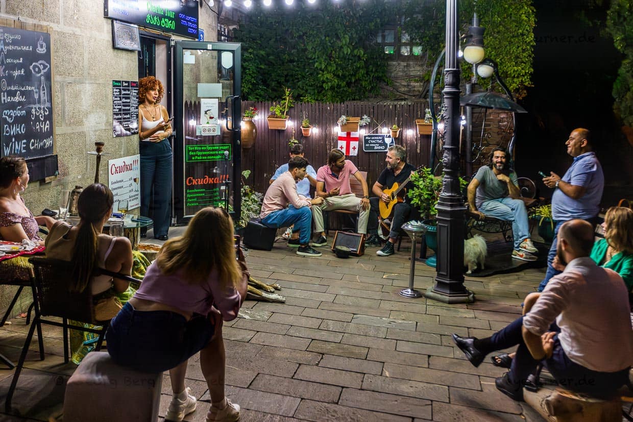 Musik und georgischer Wein helfen, die Grenzen zwischen den Nationalitäten zu überwinden  / © Foto: Georg Berg
