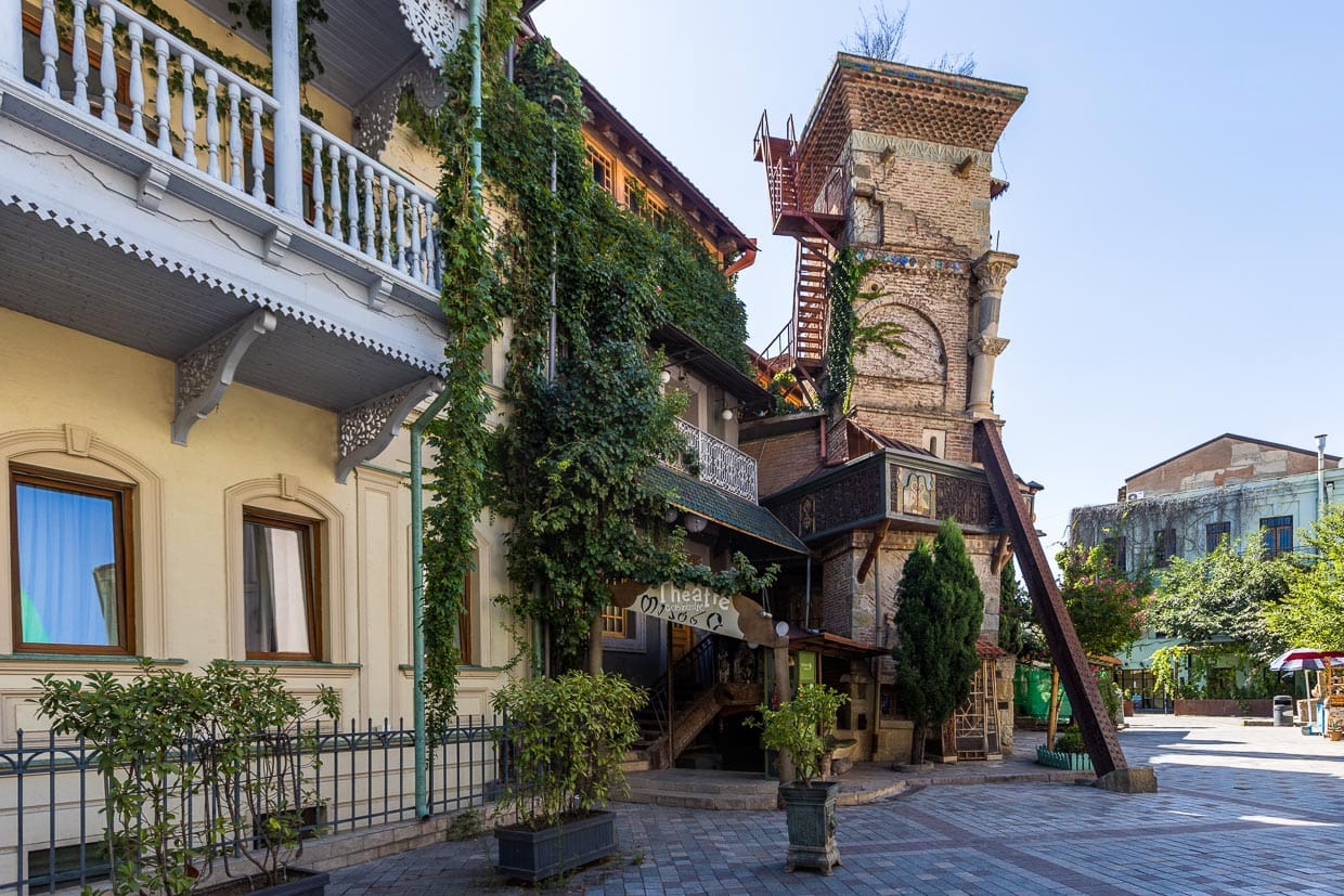 Der zerzauste Uhrenturm des Puppentheaters Gabriadze ist gebaut aus Material von zerstörten Gebäuden aus Tiflis / © Foto: Georg Berg