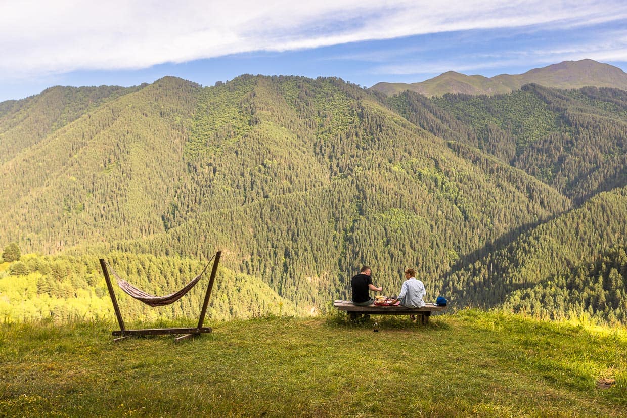Hinter dem Hotel Tusheti bei Omalo blickt ein Paar auf die Bergkette, hinter der sich ihre russische Heimat befindet / © Foto: Georg Berg