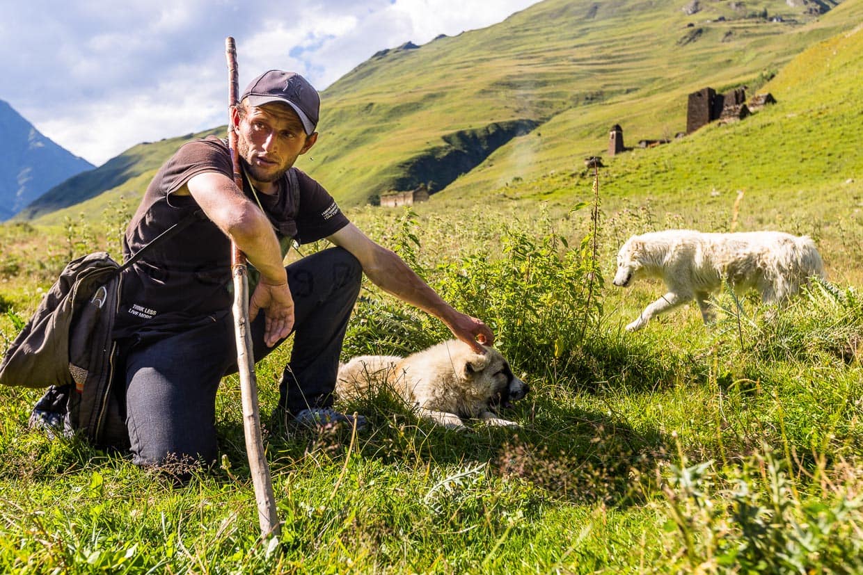 Nur die Hirten können ihre Hunde wieder beruhigen. Dieser Schäfer krault einen Hund, den er in kalten Nächten als Kopfkissen verwendet / © Foto: Georg Berg