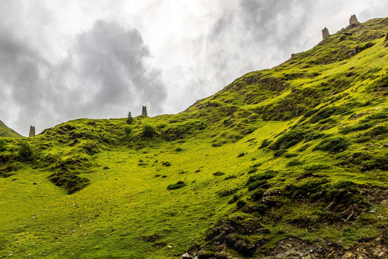 Wehrtürme wie hier am Nakaicho Pass markieren seit alters her die nördliche Grenze Georgiens / © Foto: Georg Berg