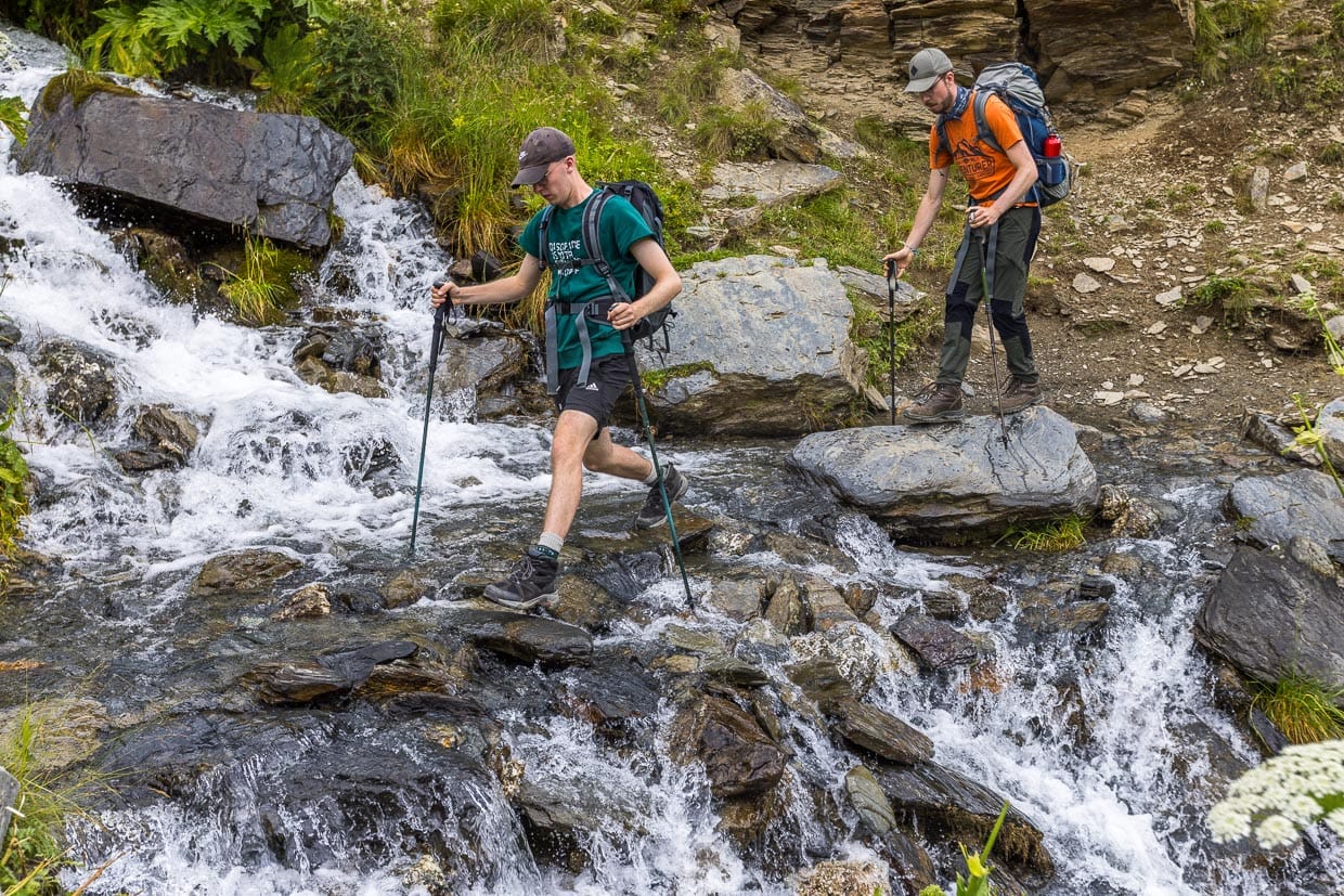 Bei der Überquerung von Flüssen ist Trittsicherheit gefragt. Für Wanderer mit Tagesrucksack ... / © Foto: Georg Berg