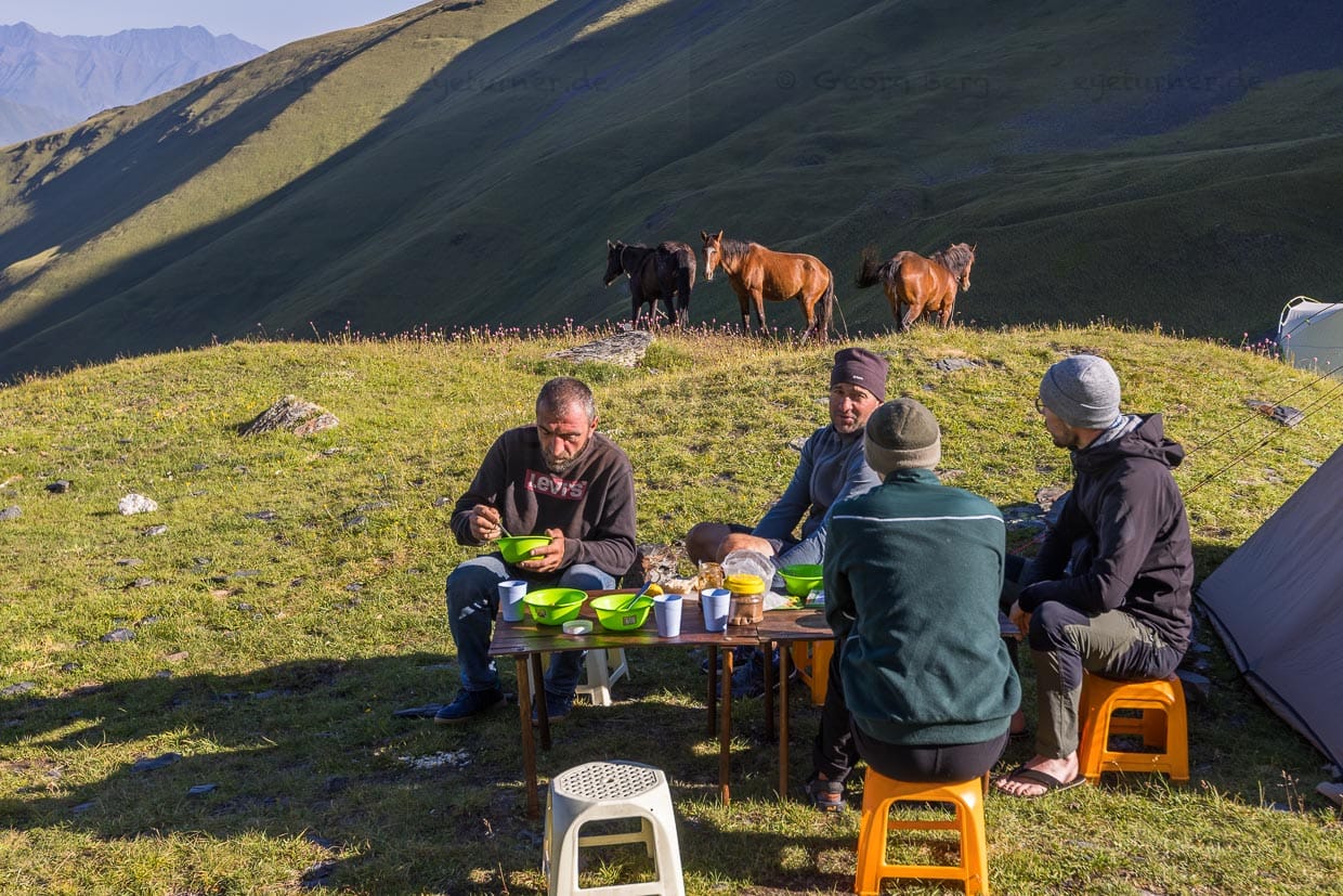Frühstück in 3.000 Meter Höhe über dem Meeresspiegel auf der Khevsureti-Seite unterhalb des Atsunta-Passes / © Foto: Georg Berg