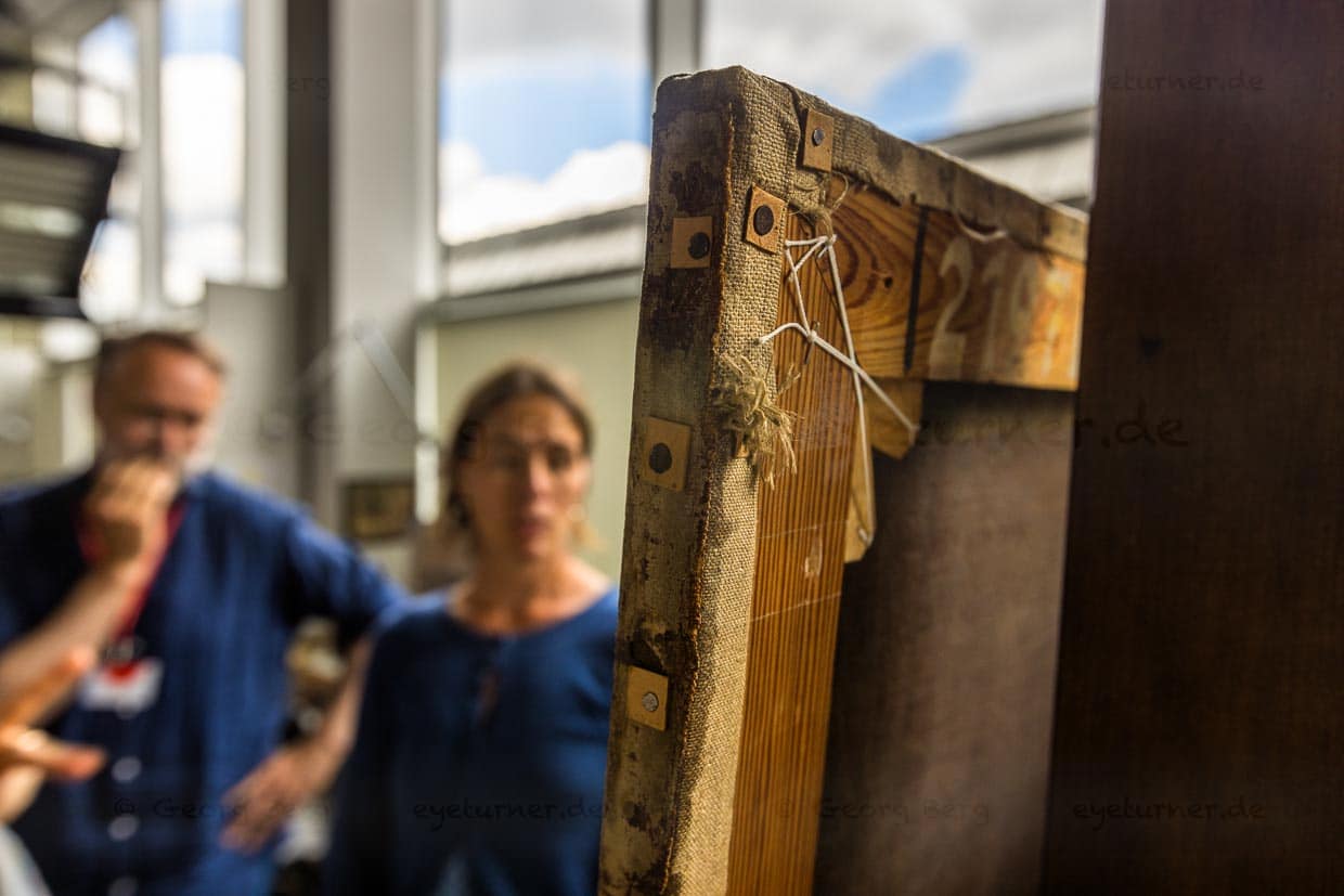 Im Restaurationsatelier Albertinum in Dresden. Detail des Rahmens und Rückwand der Originalleinwand "Böhmische Landschaft mit dem Milleschauer Berg" von 1808 von Caspar David Friedrich. Proben der Leinwandfasern werden für eine kunsttechnologische Untersuchung aus dem Spannrahmen genommen. Untersuchung anlässlich der Sonderausstellung zum 250. Geburtstag des Malers 2024 / © Foto: Georg Berg