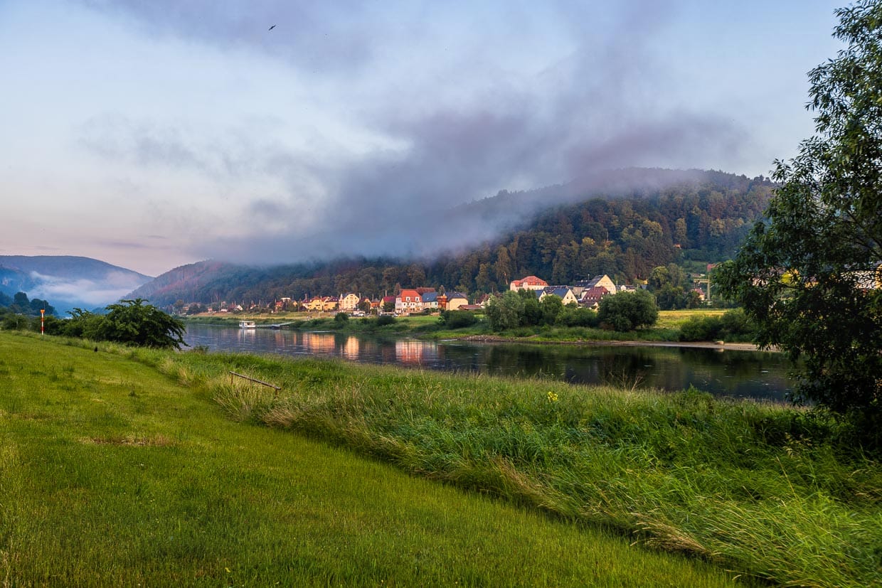 Nebel im Elbtal, Blick von Bad Schandau nach Krippen, Sächsische Schweiz. Ab Krippen startet der Caspar-David-Friedrich Wanderweg / © Foto: Georg Berg