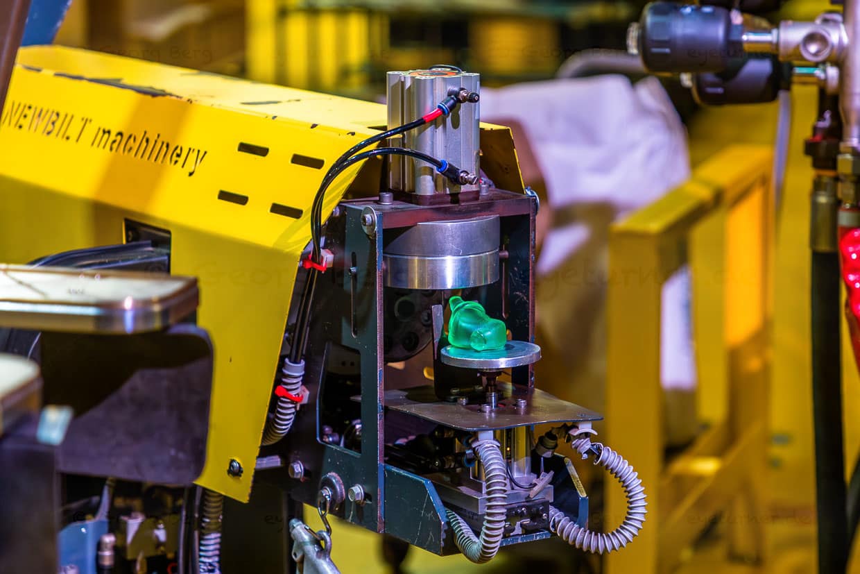 Der Extruder temperiert das PVC und stellt den "Puck" bereit – in einer Eishockey-Stadt wird der Vinylkuchen natürlich so genannt / © Foto: Georg Berg