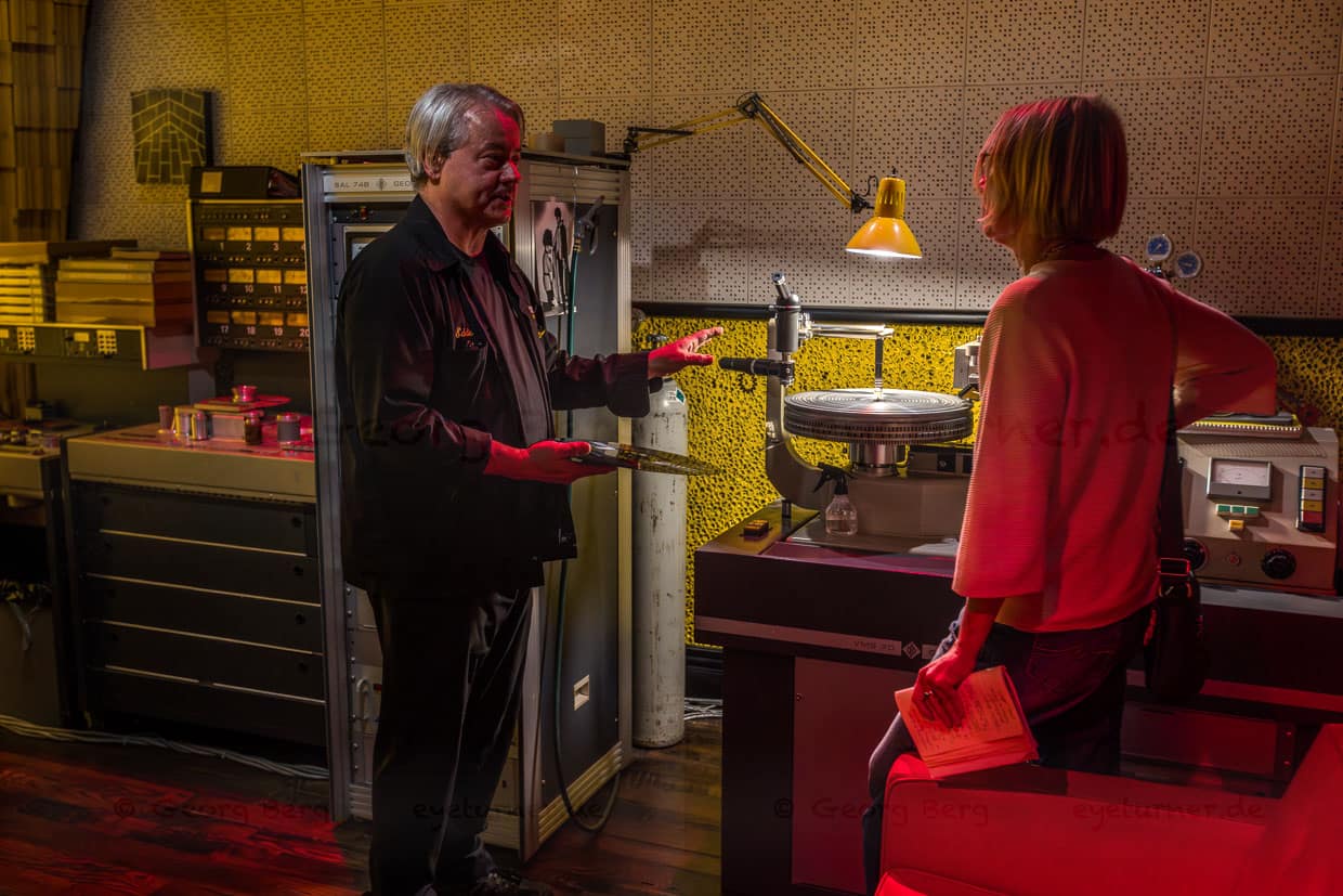 Bei Third Man Mastering werden die Musikstücke abgemischt und als Rohling für die Plattenpresse hergestellt. Eddie Gillis erklärt den Prozess / © Foto: Georg Berg