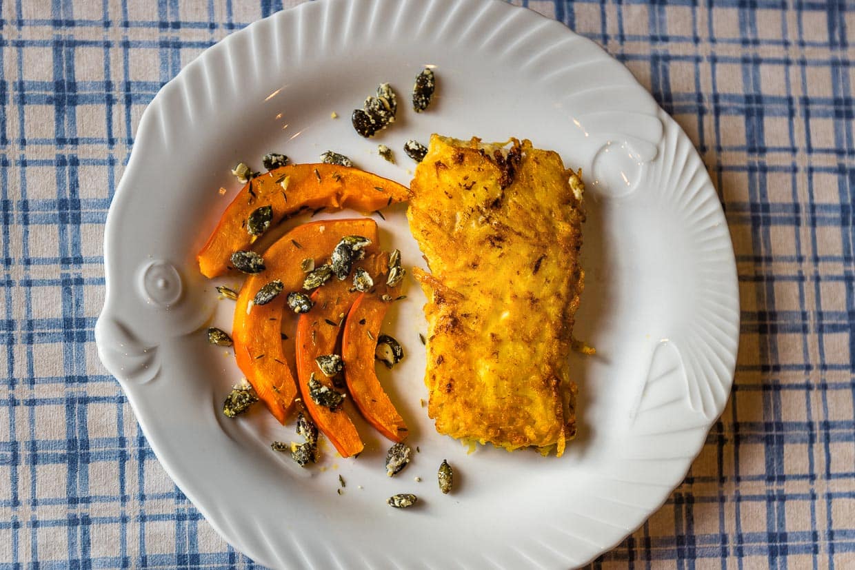 Karpfenfilet mit Meerrettich-Kartoffel Kruste und Kürbisspalten. Der Fischhof Bächer in Wiesau bietet während der Karpfensaison von Oktober bis April Karpfengerichte an / © Foto: Georg Berg