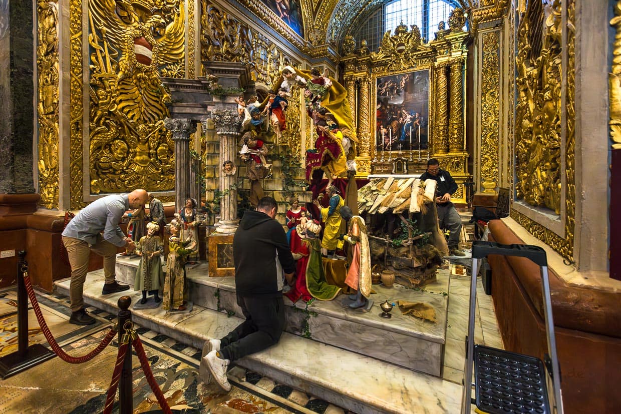 Aufbau einer Krippe in St. John’s Co-Cathedral Valletta, Malta / © Foto: Georg Berg