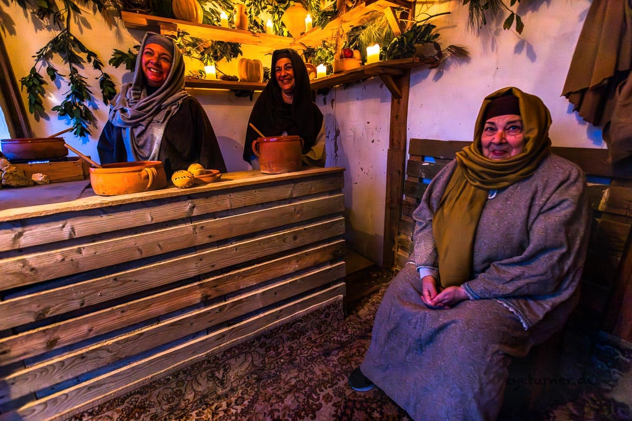 Neu 2023 ist die Hütte mit traditionellen Duft- und Aromastoffen. Sie nennen sich scherzhaft die Space Girls und sind auch im richtigen Leben Schwestern. Ihre echte Mutter schaut gerade auf einen Schwatz vorbei / © Foto: Georg Berg