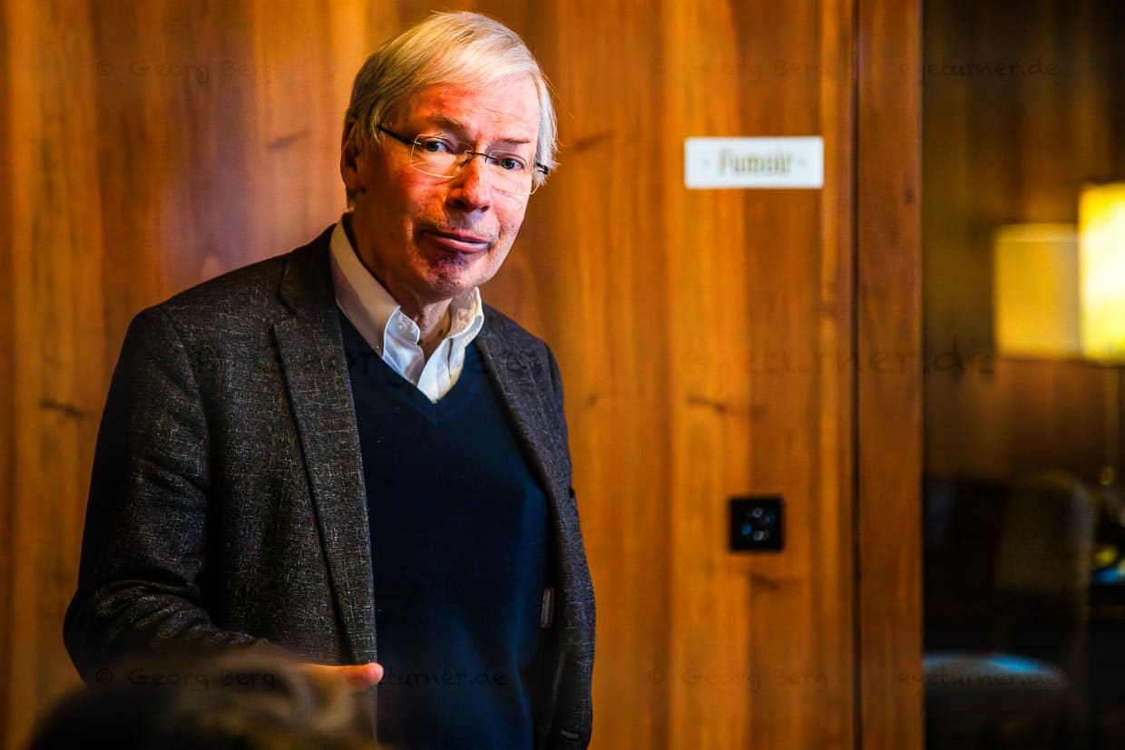 Urs Kienberger erklärt die Besonderheiten des Traditionshotels Waldhaus Sils / © Foto: Georg Berg