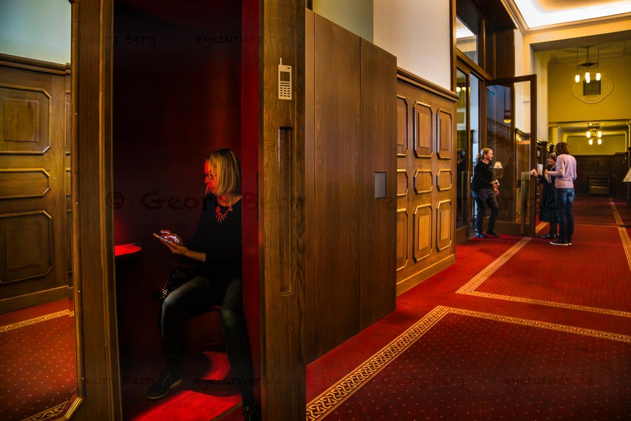 Die alte Telefonkabine im Waldhaus ist heute Handy-Rückzugsort zum Wohle aller Gäste, die die Salons und vielen anderen Plätze im Haus zum Lesen, Spielen, Reden oder Denken nutzen möchten. Angenehme Zeiten, als das Telefon in einer eigenen Kabine verortet war und nicht in jedermanns Hosentasche / © Foto: Georg Berg