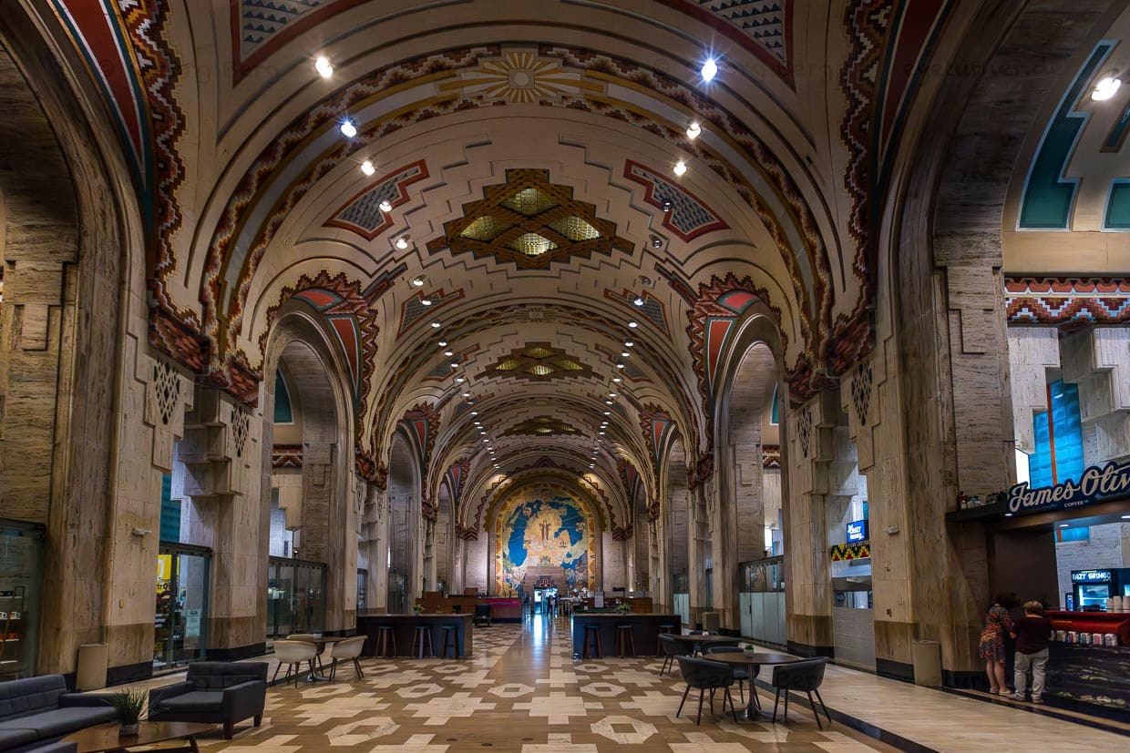 Bankensaal im Guardian Building, Detroit. Aufgrund der prächtigen Innenausstattung der 45 Meter langen Hauptlobby wurde sie auch die Kathedrale des Geldes genannt. Nur die besten Materialien kamen zum Einsatz. Hier Ausschnitt mit mehrfarbigen, ineinandergreifenden Sechsecken aus Rookwood-Keramik und Pewabic Fliesen / © Foto: Georg Berg