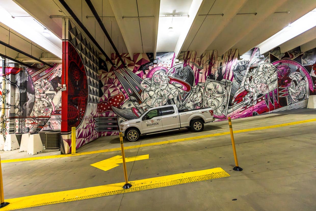 Auffahrt zum Parkhaus The Z in Library Street, Downtown Chicago. Es ist gleichzeitig ein öffentlich zugängliches Street Art Projekt. 27 internationale und lokale Künstler haben an 130 Wandmalereien mitgearbeitet / © Foto: Georg Berg