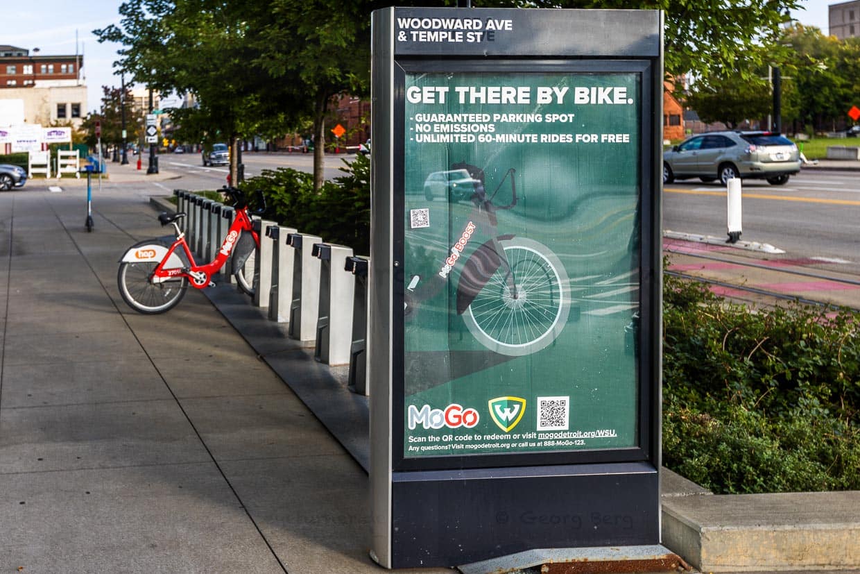 Motown per Mobike. Mietfahrräder auf der Woodward Avenue. Downtown Detroit lässt sich gut per Fahrrad erkunden. Die Straßen sind breit und der Autoverkehr gering / © Foto: Georg Berg