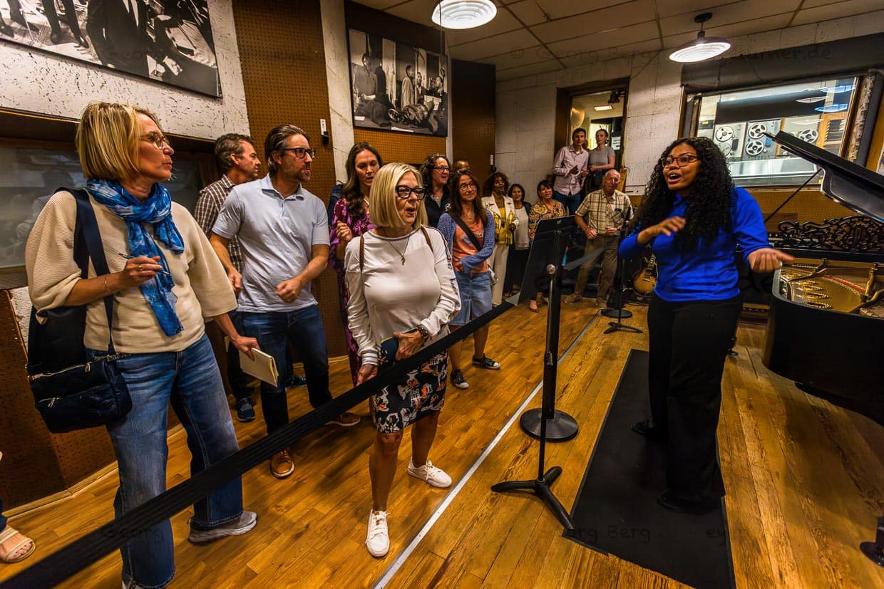 Gesangsprobe im legendären Studio A von Motown im Rahmen einer gebuchten Führung durch die alten Studioräume und Büros / © Foto: Georg Berg