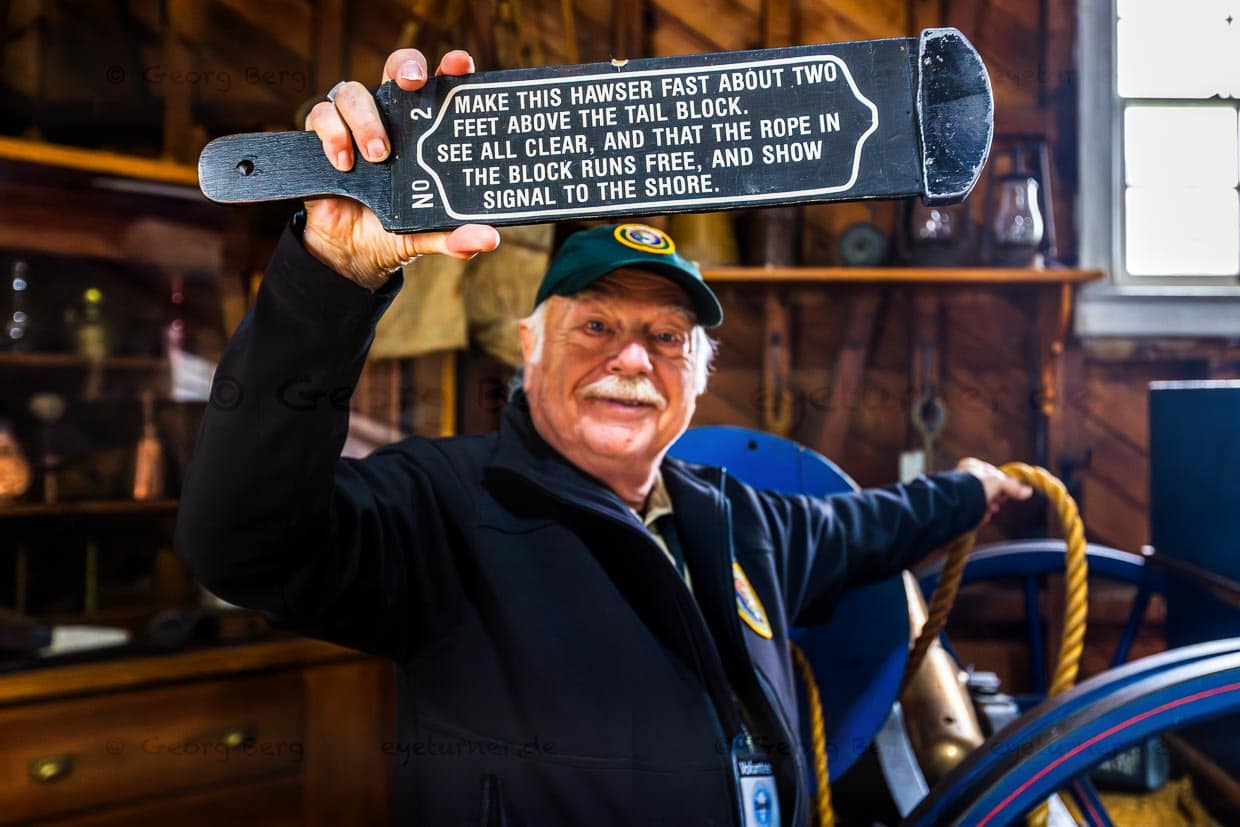 Maritim Museum Sleeping Bear Point Coast Guard Station westlich von Glen Haven. Ein freiwilliger Mitarbeiter hält das Endstück eines Rettungsseils hoch, auf dem Anweisungen zum Einsatz im Rettungsfall stehen / © Foto: Georg Berg