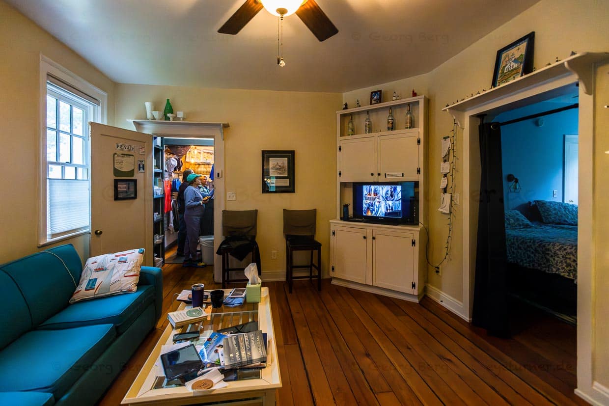 Unterkunft für die Leuchtturmwärter im Mission Point Leuchtturm. Volontäre können die Unterkunft buchen, wenn sie während des Aufenthalts den Souvernirshop im Leuchtturm betreuen und Eintrittskarten an Besucher verkaufen / © Foto: Georg Berg