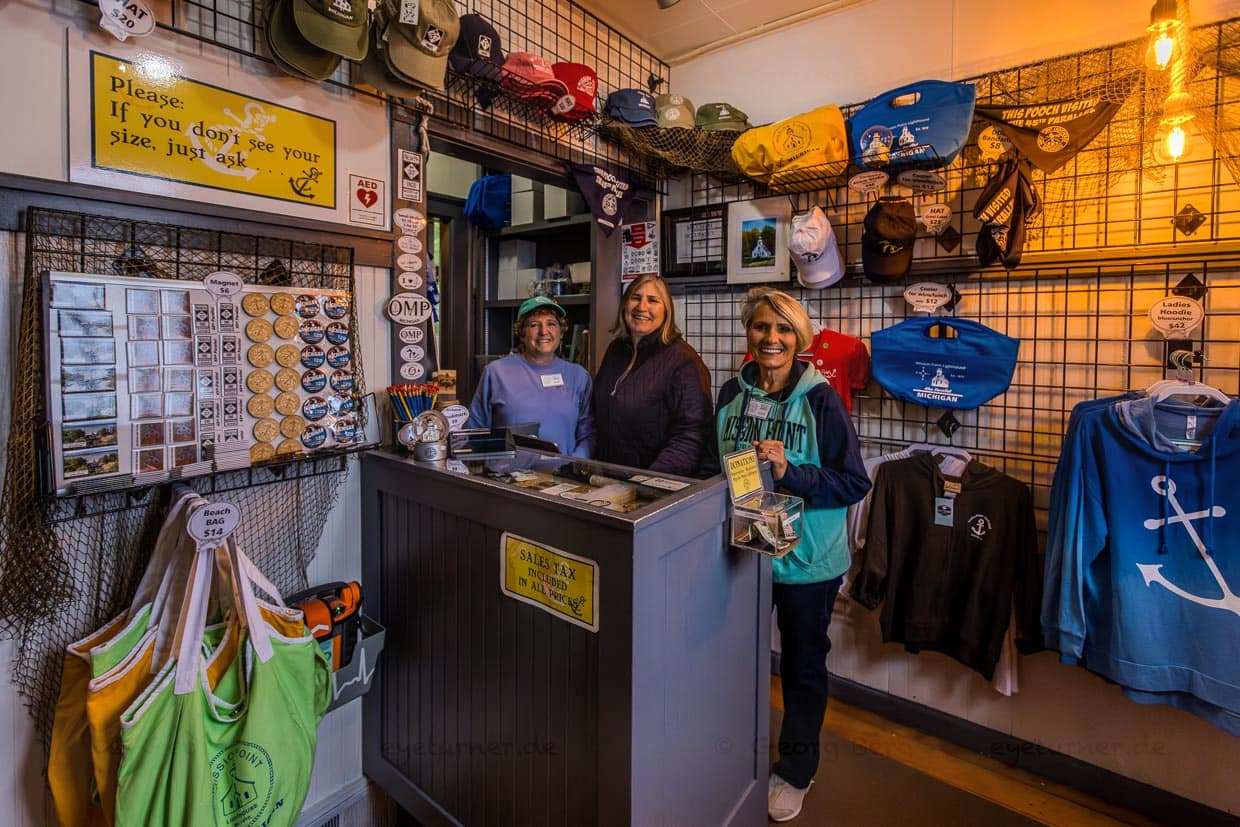 Beliebt bei Frauen. Hier drei Freundinnen, die für zwei Wochen im Mission Point Leuchtturm wohnen und den Souveniershop betreuen / © Foto: Georg Berg