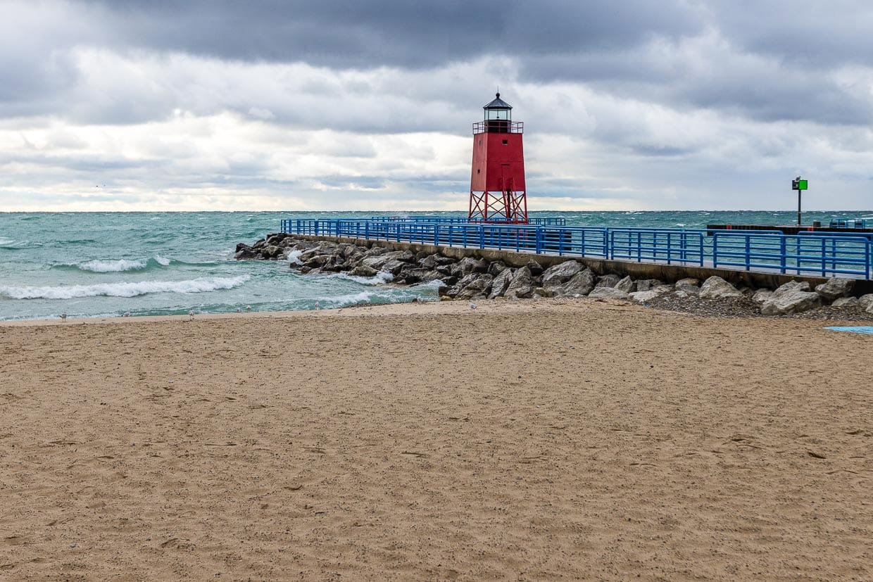 Stürmischer Tag am Strand von Charlevoix mit Charlevoix South Pier Leuchtturm im Hintergrund / © Foto: Georg Berg