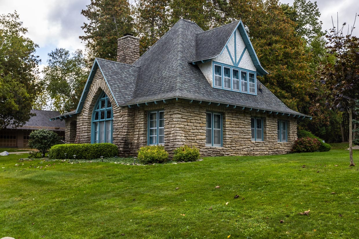 Steinhaus von Earl A. Young in Charlevoix. Die Entwürfe des Autodidakten, der nie als eingetragener Architekt arbeitete, ähnelten oft Schweizer Berghäusern / © Foto: Georg Berg