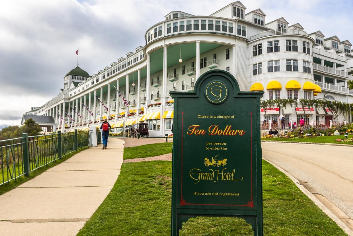 Auffahrt zum Grand Hotel. Eine Besichtigung kostet 10 Dollar Eintritt. Das Grand Hotel wurde 1887 erbaut und ist ein National HIstoric Landmark der USA. Die Frontseite besteht aus einer hölzernen Veranda von 200 Meter Länge / © Foto: Georg Berg