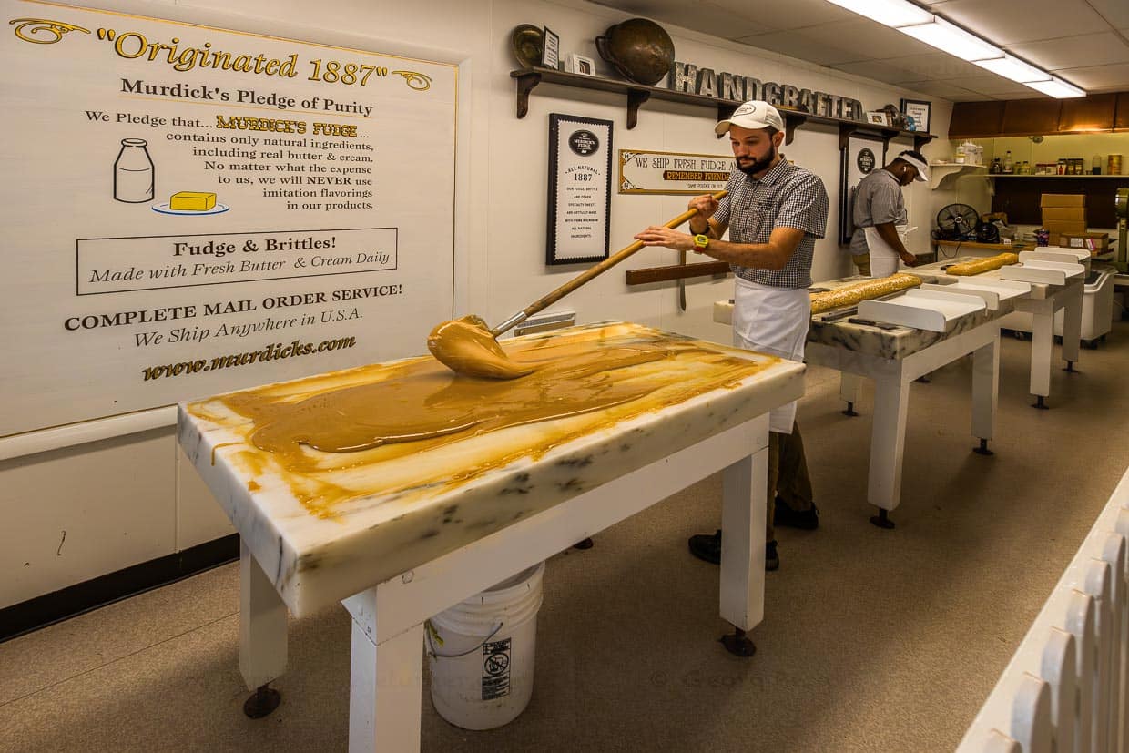 Murdick’s Fudge Store Mackinac Island seit 1887. Die Murdicks brachten Fudge auf die Insel und sie waren die ersten, die Fudge auf Marmorplatten herstellten. Auch als unterhaltsame Show für die Kunden. Heute gibt es sieben Fudgehersteller auf der kleinen Insel / © Foto: Georg Berg