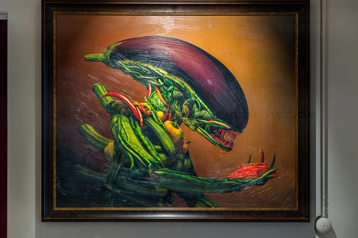 Museum HR Giger in Gruyeres. Seit 1998 sind in dem Museum eine Vielzahl von Gigers wichtigsten Werken aus den verschiedenen Schaffensperioden (Biomechanoid, Erotomechanics) ausgestellt. Temporäre Ausstellungen anderer Künstler sind ebenfalls zu sehen. Hier im Stil von Giuseppe Arcimboldo ein Alien zusammengesetzt aus Gemüse / © Foto: Georg Berg