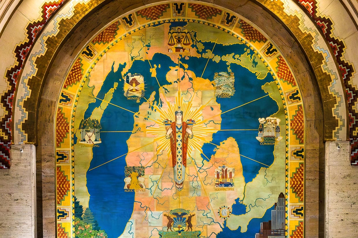 Das große Wandbild im Bankensaal des Guardian Buildings in Detroit stellt den Bundesstaat Michigan und seine Industriezweige dar, gemalt vom amerikanischen Künstler Ezra Augustus Winter / © Foto: Georg Berg