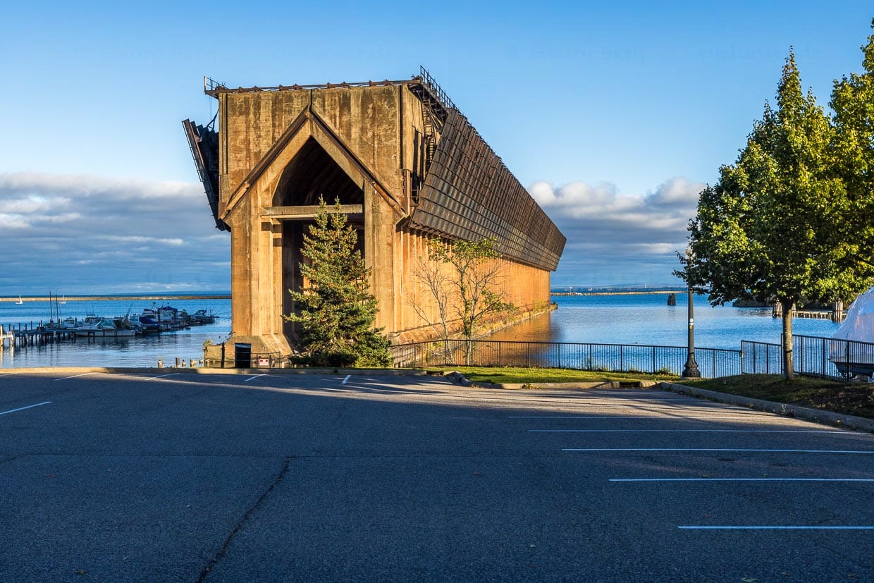 Das Eisenerz Taschendock in der Innenstadt von Marquette ist nicht mehr in Betrieb. Über dem jetzigen Parkplatz gab es eine Geleisbrücke für die mit Erz beladenen Züge, die ohne lange Wartezeit ihre Ladung in die längsseits liegenden Schiffe kippen konnten / © Foto: Georg Berg
