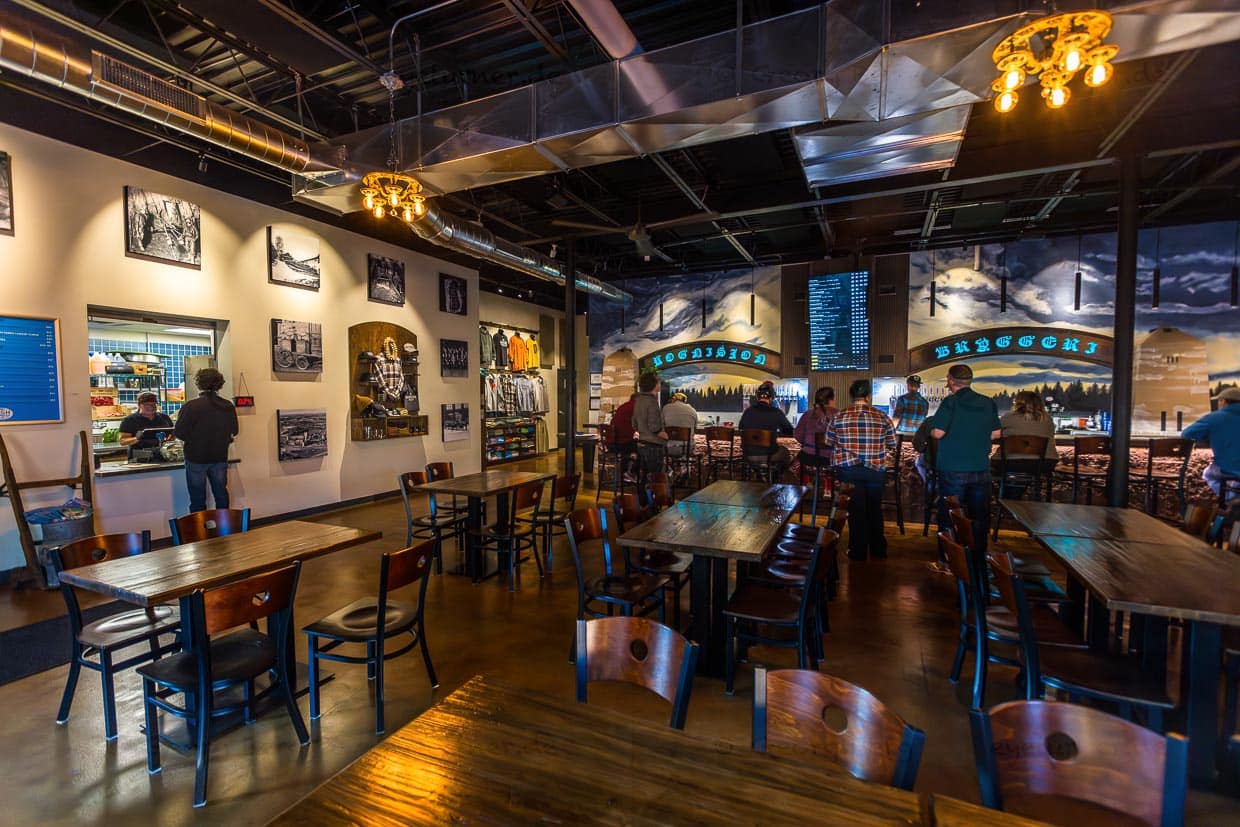 Die Kognisjon Bryggeri existiert in Marquette erst seit 2023. Ihre Wurzeln hat die Brauerei jedoch in der Bergwerksstadt. Hinter der Bar ist eine Nachbildung der Cliffs Shaft Mine in Ishpeming zu sehen - eine Hommage an die ehemalige Heimat der Cognition Brewery, die sich in der alten Bar des Mather Inn befand / © Foto: Georg Berg