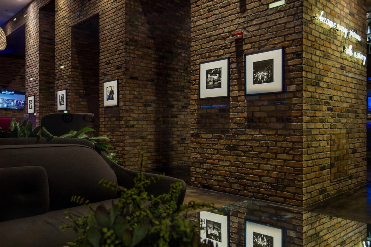 "... weil jedes Bild eine Geschichte erzählt." Die Lobby des Radisson Blue Aqua Hotels. Das Hotel ist bekannt für sein modernes Design. Außschließlich Fotos von Vivian Maier hängen in der Lobby des Hotels, das 2009 von der Architektin Jeanne Gang entworfen wurde / © Foto: Georg Berg