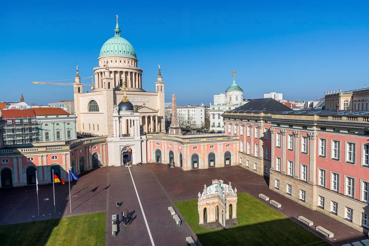 Im Innenhof des Brandenburger Landtags, ein Nachbau des alten Potsdamer Stadtschlosses, das im 2. Weltkrieg schwer beschädigt wurde und dessen Ruinen in der DDR-Zeit abgerissen wurden und Blick auf die Kirche St.Nikolai am Alten Markt / © Foto: Georg Berg