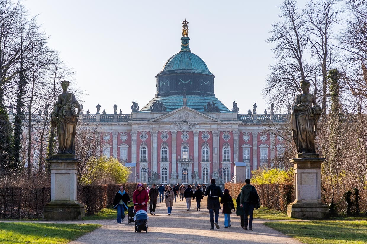 Das Neue Palais ist das Schloss an der Westseite von Park Sanssouci in Potsdam. Der Bau wurde 1763 unter Friedrich dem Großen begonnen und 1769 fertiggestellt. Es gilt als letzte bedeutende Schlossanlage des Barock in Preußen und als eines der Hauptwerke des Friderizianischen Rokokos. Friedrich hatte es nicht als königliche Residenz geplant, sondern als Schloss für Gäste seines Hofes. Kaiser Wilhelm II. machte das Neue Palais von 1888 bis 1918 zu seinem Hauptwohnsitz / © Foto: Georg Berg