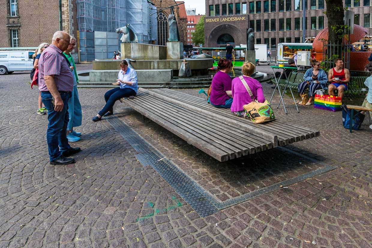 Este banco del patio de la catedral de Bremen es también una salida de emergencia para el Ratskeller, de 5.000 metros cuadrados. Antes de abrirse, suena una señal de advertencia, tras lo cual el banco se pliega hacia un lado. Más de 12.000 visitantes al año son guiados por el Ratskeller de Bremen, Patrimonio de la Humanidad / © Foto: Georg Berg