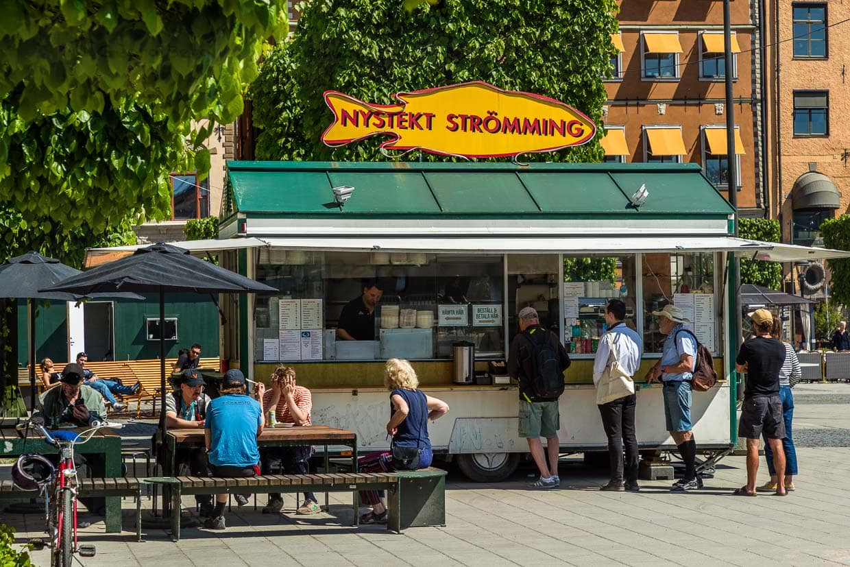 Nystekt Strömming es un auténtico tentempié sueco en el centro de la ciudad. Este puesto sirve arenque recién frito. El grano se cargaba en Korntorget en la Edad Media / © Foto: Georg Berg