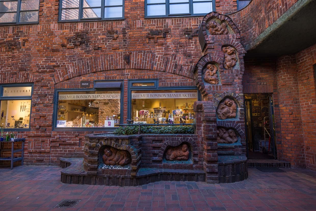 Brunnen "Die sieben Faulen" im Handwerkerhof der Bremer Böttcherstraße. La fuente fue diseñada por Bernhard Hoetger en 1930. Simboliza la leyenda de que el espíritu de progreso y creatividad puede esconderse tras una aparente pereza / © Foto: Georg Berg
