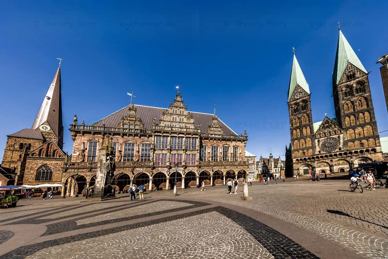 Marktplatz Bremen mit Rathaus von 1405, Roland-Statue von 1404 und dem St. Petri Dom / © Foto: Georg Berg