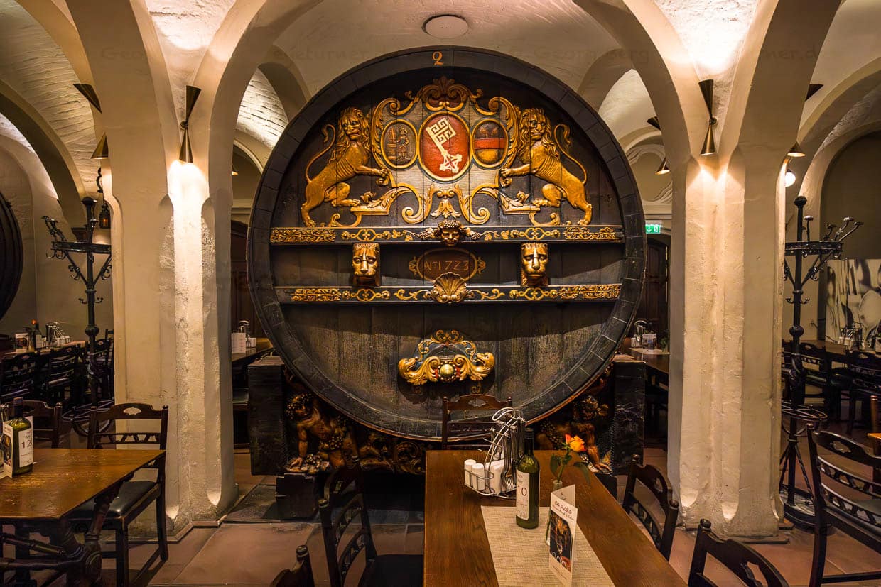 Antiguo barril de diputación en el Ratskeller de Bremen. Barriles como éste se utilizaban antiguamente para asignar una asignación anual de vino a los senadores y concejales de Bremen, una especie de pago en especie, normalmente 3 litros al día / © Foto: Georg Berg