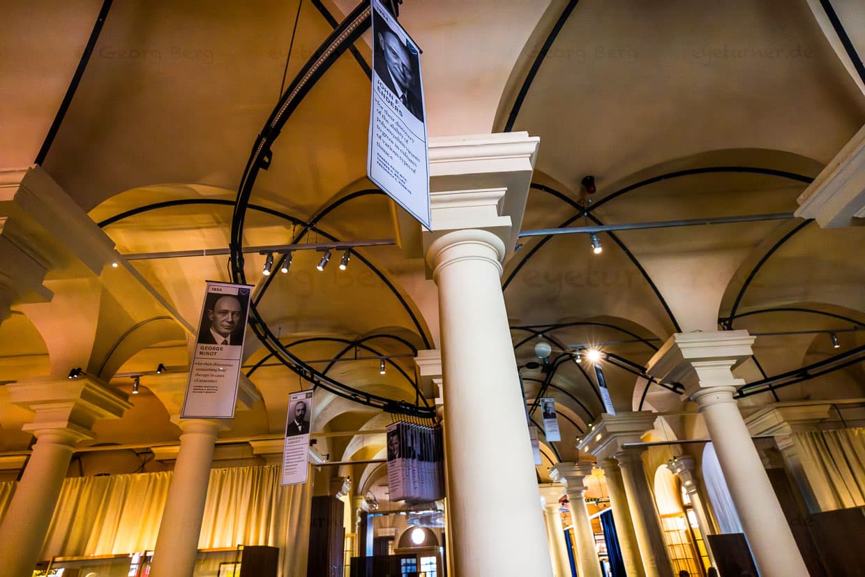Museo del Premio Nobel en Stortorget en Gamla Stan. Los perfiles de todos los ganadores del Premio Nobel desde 1901 cuelgan de un raíl y flotan por la sala del museo / © Foto: Georg Berg