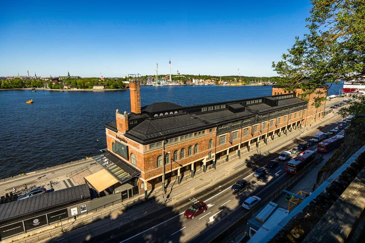Fotografiska Estocolmo con vistas al parque de atracciones Gröna Lund. La antigua aduana junto al agua muestra exposiciones de fotografía de talla mundial, alberga un restaurante de primera categoría con una estrella Michelin verde por su sostenibilidad en la última planta y cultiva lechugas en hidroponía en el sótano / © Foto: Georg Berg