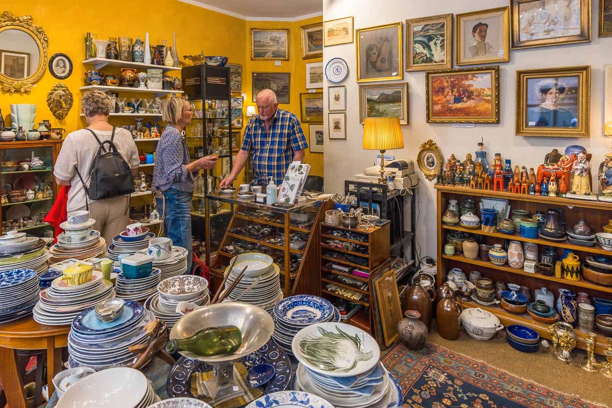 A los suecos les encantan las tiendas de segunda mano. La oferta de tiendas bien surtidas con ropa, porcelana y artículos de decoración es correspondientemente amplia. Aquí, en Gamla Stan, en Köpmansgatan / © Foto: Georg Berg