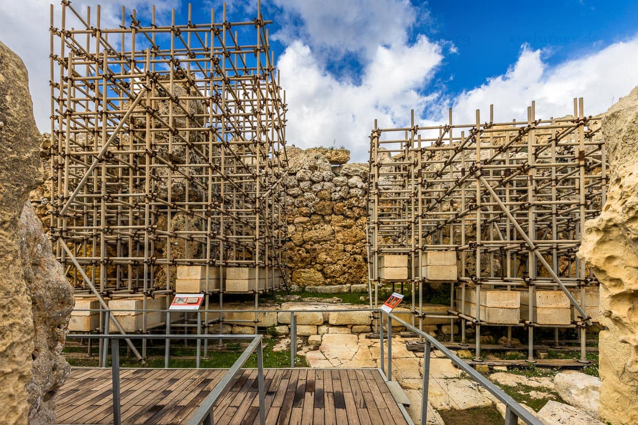 Heute stützen Gerüste die ältesten bekannten freistehenden Gebäude der Welt und bewahren sie im Erdbebengebiet so vor den Verfall. Vor mehr als 5.500 Jahren wurden die Ġgantija-Tempel auf der Insel Gozo als Kultstätten gebaut / © Foto: Georg Berg