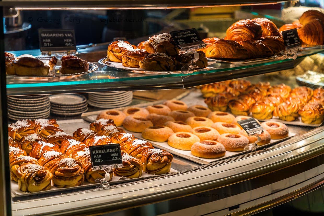 Kanellbullar und anderes Gebäck in einer Bäckerei in Uppsala, Schweden. Diese werden in Schweden traditionell während einer Fika gegessen. Fika bedeutet die Unterbrechung einer Tätigkeit, um mit der Familie, mit Freunden oder mit Kollegen Kaffee zu trinken. Eine Fika kann zwischen 15 und 45 Minuten dauern. Zum Kaffee wird oft eine Süßigkeit, Fikabröd genannt, gegessen / © Foto: Georg Berg