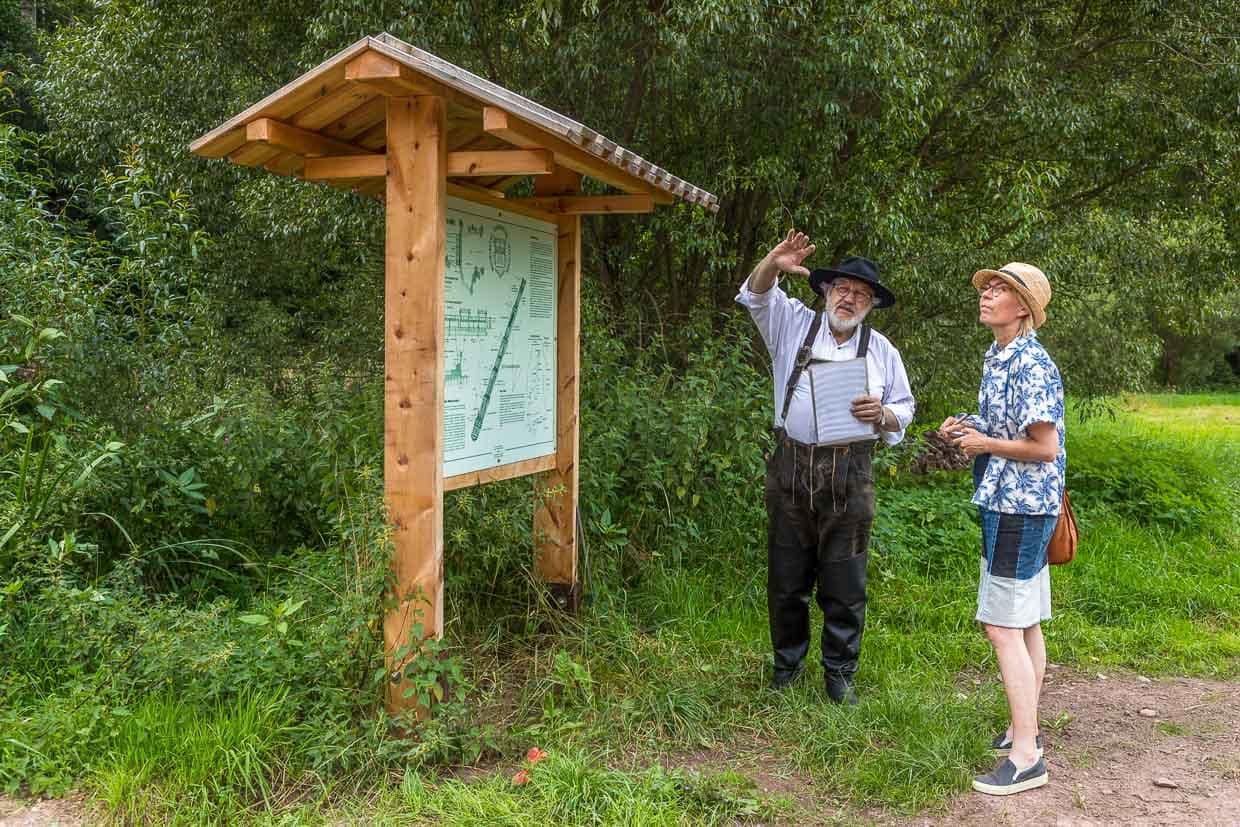 Flößer Martin Spreng erklärt an einer Schautafel, wie ein typisches Nagold-Floß aufgebaut war / © Foto: Georg Berg