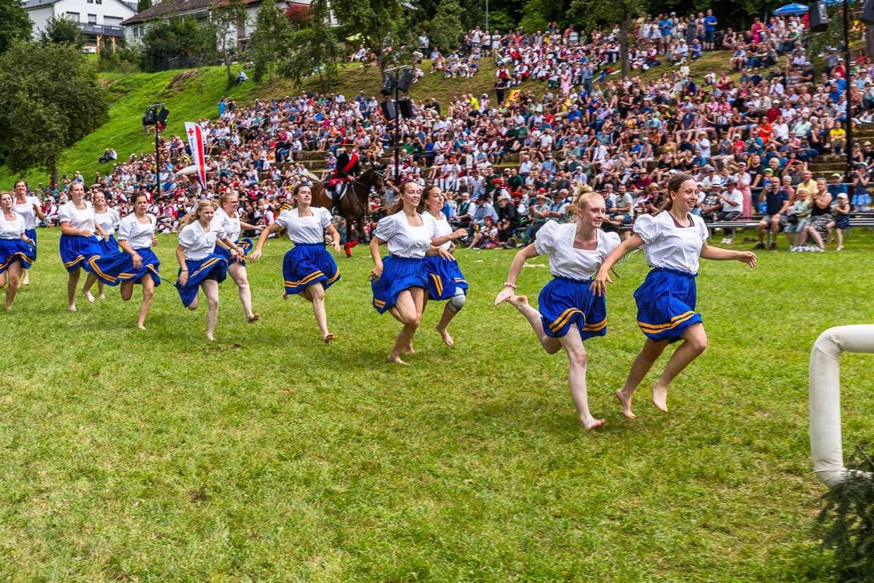 13 pastoras en la meta de la Carrera de Pastoras 2024 en Wildberg. Las participantes ya no son pastoras, sino pastoras formadas, ganaderas o en formación para ser veterinarias / © Foto: Georg Berg