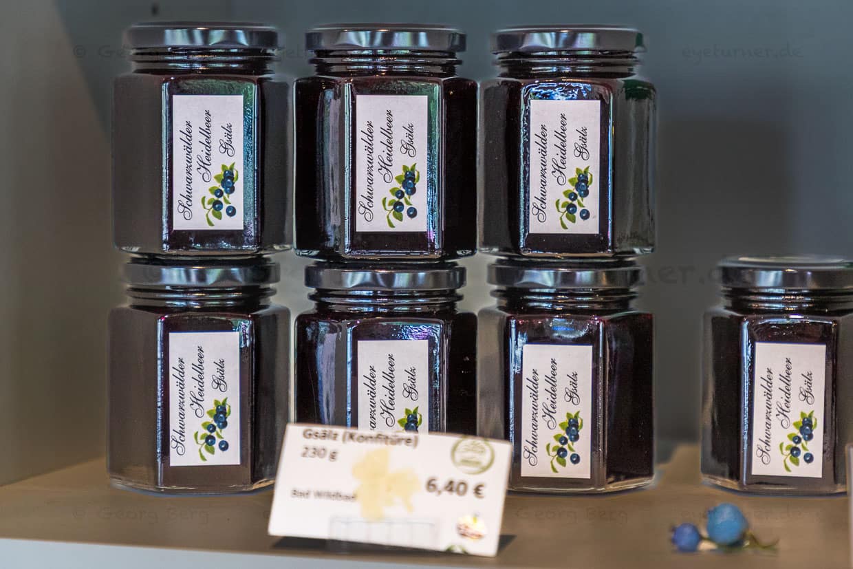 Gläser mit Schwarzwälder Heidelbeer-Gsäzl. Gsälz ist im Schwarzwald das regionale Wort für Marmelade oder Konfitüre und stammt aus dem schwäbisch-alemannischen Sprachraum / © Foto: Georg Berg